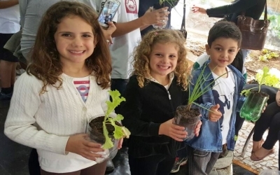 Crianças participam de oficina de horta orgânica